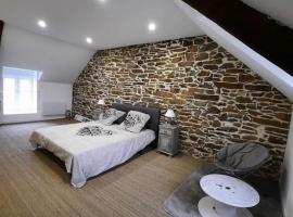 Gîte chambre Matignon 2-4 pers 5 kms mer spa，位于马蒂尼翁的带按摩浴缸的酒店