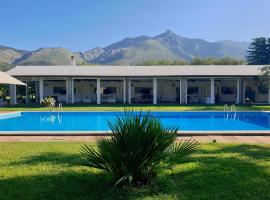 Il Quadrifoglio: villa con piscina a Formia，位于福尔米亚的酒店
