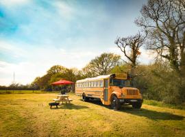 American School Bus Glamping with Hot Tub in Woolacombe!，位于Lee的Spa酒店