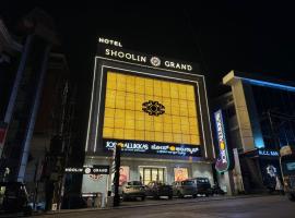 Hotel Shoolin Grand，位于门格洛尔的酒店