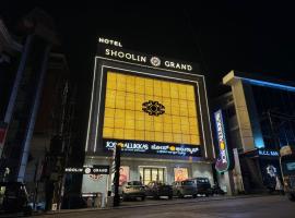Hotel Shoolin Grand，位于门格洛尔门格洛尔国际机场 - IXE附近的酒店