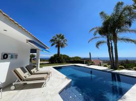 Palm Maresme - Suite with bathroom and living-room and terrasse with ocean views in a private villa，位于Vilassar de Dalt的住宿加早餐旅馆