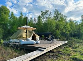 Silma Retreat Glamping，位于Herjava的带停车场的酒店