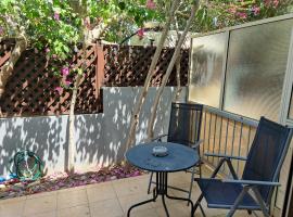 Private, 2 Bedroom House with Pool and Parking，位于利马索尔的酒店
