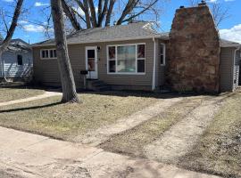 Cozy Tree-Area Home in Laramie，位于拉勒米的酒店