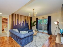 3 Bedrooms Spacious Central Condo w Pool，位于休斯顿的酒店