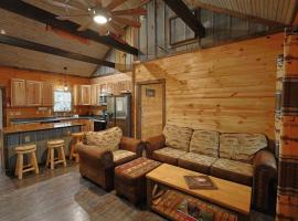 Rustic Modern Cabin with Hot Tub near rafting and Great Smokey Mountains，位于布赖森城的酒店