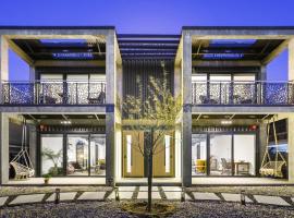 NEW Luxury Concrete Home Just Minutes from the Beach，位于长滩的酒店