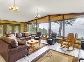 Flathead Lake Views Scenic and Spacious Retreat!，位于比格福克的酒店