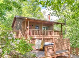 Charming Fox Den Cabin in Whittier with Hot Tub!，位于惠提尔的酒店