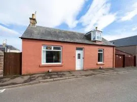 Central Detached Cottage For 2 Adults With Garden