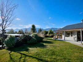 Lake Hawea Hideaway - Lake Hawea Holiday Home，位于哈威亚湖的酒店