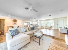 Location, Location! Stylish Home in Palm Beach!，位于棕榈滩花园的酒店
