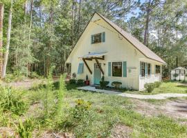 Rural Retreat! Florida Cottage with Screened Patio，位于Pine Bluff的酒店