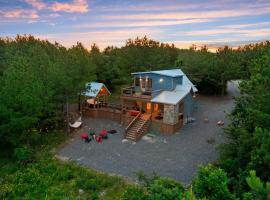 Lux Hochatown Cabin! 5 minutes to town-Hot Tub-Fire Pit-Game Room-Mtn Views，位于布罗肯鲍的度假屋