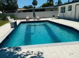 Cozy house in Miami with in Ground Pool，位于迈阿密的酒店