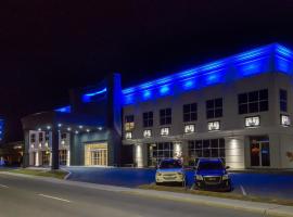 Hotel & Suites Le Dauphin Drummondville，位于德拉蒙德维尔的带停车场的酒店