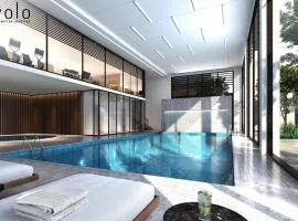 luxueux appartement avec une piscine jacuzzi et salle de sport