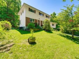 Ossining Vacation Rental Near River, Trails and MTA!，位于Ossining的酒店