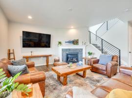 Berthoud Home with Fire Pit, Close to Lake Loveland!，位于Berthoud的酒店