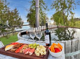 Orilla de Lago con Hot Tub, parrilla y vistas，位于普耶韦的酒店