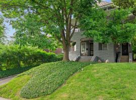 Cincinnati Apartment 1 Mi to Hyde Park Square!