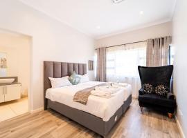 Luxury apartment 001 -Victoria Falls at 533 Reynard Road，位于维多利亚瀑布的酒店