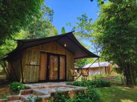 "D'BAMBOO KAMP" Desa Wisata Ekang，位于拉古洼的豪华帐篷营地