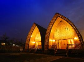 Villa ChavaMinerva Bambu - Lembang，位于Cikareumbi 2的酒店