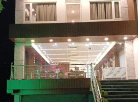 Anandam Hotel and Restaurant，位于Pura Raghunāth的酒店