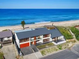 Amazing Seaviews and Beachfront Leisurely Home