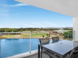 Lakeside Family Oasis with Pool, Gym and Balcony，位于黄金海岸的酒店