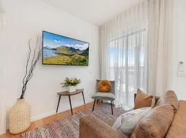 Gorgeous 3-Bed House with Spacious Shared Backyard