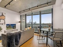 Modern, Executive 1 Bedroom Apartment With Balcony，位于墨尔本的酒店