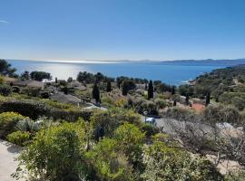 Charmante petite maison vue panoramique et proximité mer，位于圣拉斐尔的酒店