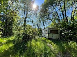 Wolfsden Vlčí doupě - karavan v přírodě，位于Lazníčky的露营地