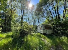 Wolfsden Vlčí doupě - karavan v přírodě，位于Lazníčky的酒店