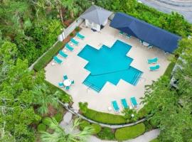 Desirable South End - 5 minutes to Beach! WALK to Dining/Shopping!，位于Island Retreat的酒店