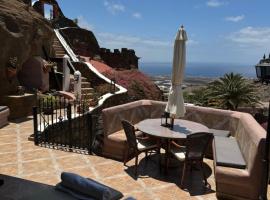 Castillo Lanzarote Villa Sophie - Luxury Villa -Sleep in a volcanic cave with heated pool，位于蒂亚斯的酒店