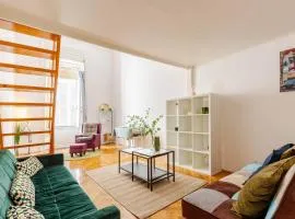 Vibrant center apartment