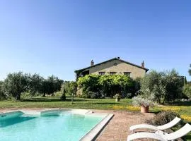 Tenuta di campagna con piscina immersa nel verde