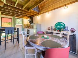 Charmant chalet avec jacuzzi, L'île Ô Vert，位于圣菲利普的酒店
