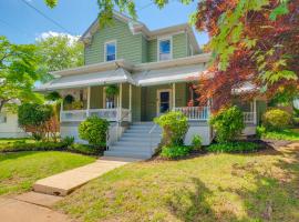 3 Mi to Liberty U Apt with Full Kitchen and King Bed!，位于林奇堡的酒店