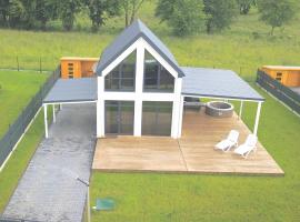 Ferienhaus Sophia 70qm bis 5 Gäste mit Sauna, Whirlpool in der Hauptsaison, 75qm Terrasse und eingezäunten Garten，位于Sierosław的酒店
