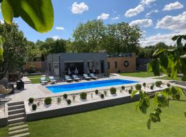 Private luxury poolside villa Dolce Vita Novi Sad，位于彼得罗瓦拉丁的酒店