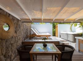 One bedroom bungalow with shared pool jacuzzi and terrace at Saint Barthelemy，位于Saint Barthelemy的乡村别墅