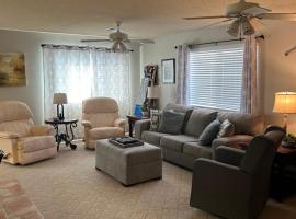 Rare four Bedroom MeadviewVacation Home - Grand Canyon West-Skywalk，位于Meadview的酒店