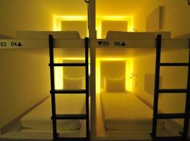 Honeycomb Capsule Hostel Near Burjuman and Sharaf dg metro，位于迪拜的酒店