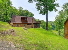 Peaceful South Holston Lake Cabin with Dock and Deck!，位于阿宾顿的酒店