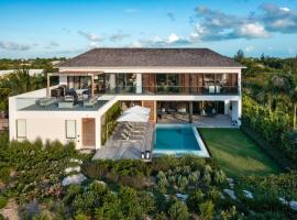 Villa Aqua with 3 bedrooms in Leeward Turks and Caicos，位于Long Bay Hills的乡村别墅